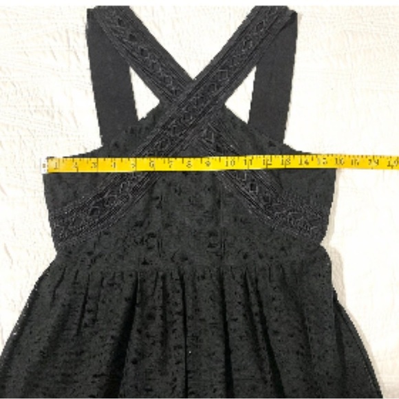 Stylish Black Dress with Lace Detail - Picture 10 of 16